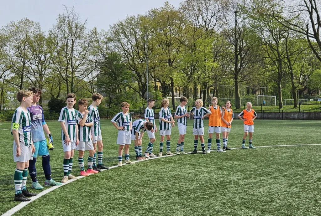 De JO13-1 voor de wedstrijd.