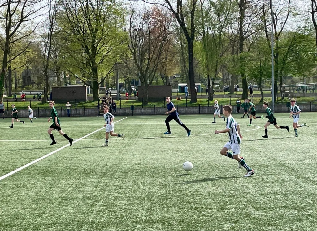 Trekvogels JO13-1 tegen AWC JO13-1 - actie