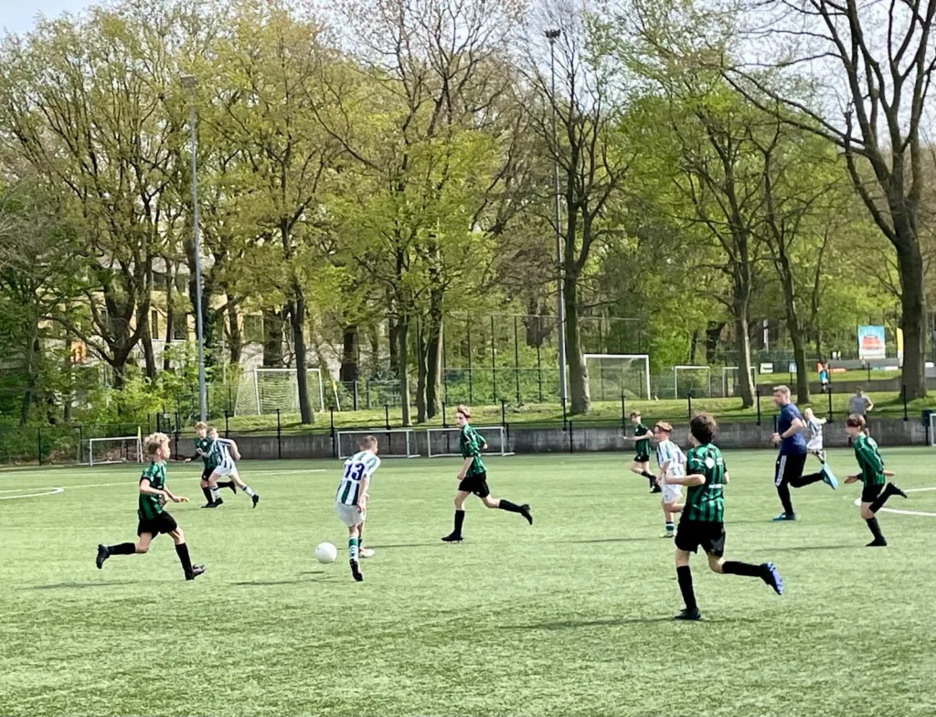 Trekvogels JO13-1 tegen AWC JO13-1 - actie