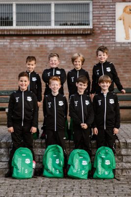 Foto van de spelers van de AWC JO9-4, in trainingspak